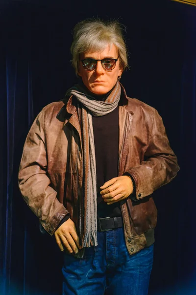 PRAGA, REPÚBLICA CHECA - MAYO 2017: estatua de cera de Andy Warhol en un museo de estatua de cera en la República Checa en la capital Praga —  Fotos de Stock