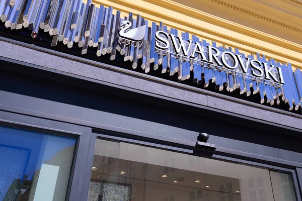 Πράγα, Τσεχική Δημοκρατία - Μαΐου 2017: λογότυπο Swarovski σε Πράγα. Swarovski είναι μια Αυστριακή κρυστάλλινα κατασκευαστής παράγει crystal κοσμήματα και αξεσουάρ. — Φωτογραφία Αρχείου