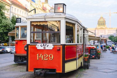 Prague, Çek Cumhuriyeti - Mayıs 2017: tramvay Restoran Prag'ın merkezi. Turistik.