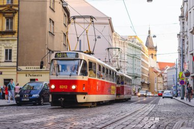 Prague, Çek Cumhuriyeti - Mayıs 2017: eski tramvay Prag merkez Arnavut kaldırımlı sokakta.