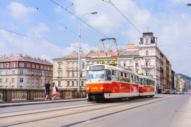 Prague, Çek Cumhuriyeti - Mayıs 2017: bir ünlü turistik manzara, Prag eski bir tramvay.