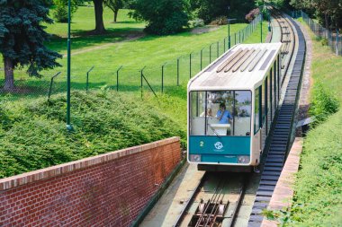 Prague, Çek Cumhuriyeti - Mayıs 2017: füniküler petrin Hill Prag. Prag ünlü bir turistik yer.