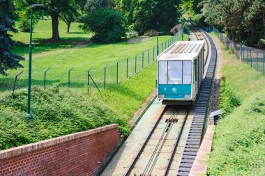 Prague, Çek Cumhuriyeti - Mayıs 2017: füniküler petrin Hill Prag. Prag ünlü bir turistik yer.