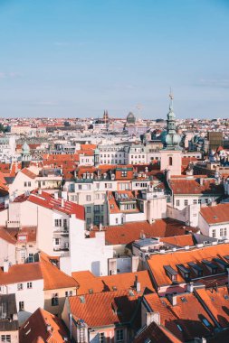 Prag eski şehir rooftops üzerinde göster