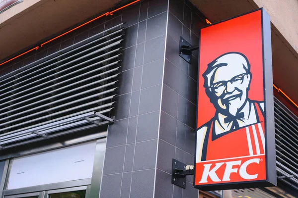 Πράγα, Τσεχική Δημοκρατία - Μαΐου 2017: Kfc Φάστ φούντ σήμανσης. KFC είναι μια Αμερικανική Φαστ φουντ εταιρεία που ειδικεύεται στο κοτόπουλο — Φωτογραφία Αρχείου