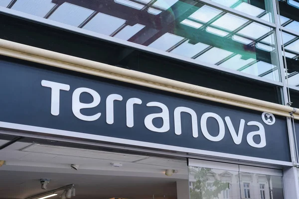 布拉格, 捷克共和国-2017年5月: Terranova 商店的细节在布拉格。Terranova 是一家时装公司, 成立于1988年在意大利里米尼。现在它在33个国家有超过560家商店 — 图库照片