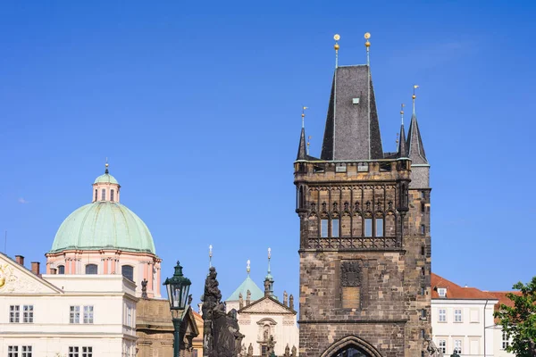 Blick auf den Brückenturm der Altstadt (stare mesto) von der Karlsbrücke (karluv most) in Prag, Tschechische Republik — Stockfoto