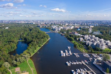 Krestovsky ve Elagin Adası. Köprüler, yatlar, gemiler. Central Park 'ta. Şehir manzarası. Üst görünüm hava aracı