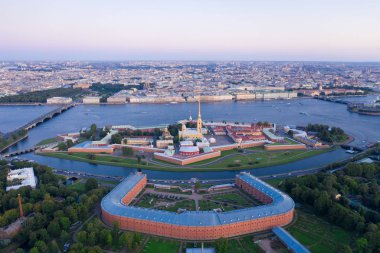 St. Petersburg'da. Rusya. St. Petersburg Panoraması. Peter ve Paul Fortress üst görünümü. Tavşan Adası. Vasilyevsky Adası. Neva Nehri. St. Petersburg köprüleri. Rusya'ya Seyahat