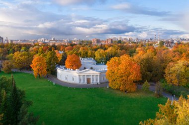 Elagin Adası 'ndaki parkta bir mutfak. - Rusya. St. Petersburg 'da. Mimar Carl Rossi. Klasikçilik. Sonbahar.