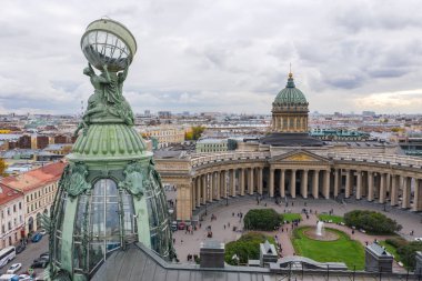 Açık bir sonbahar gününde Kazan Katedrali 'nin havadan görünüşü, bakır kubbe, altın haç, Kolombiyalılar, Nevsky beklentisi, Zinger Binası, Griboyedov Kanalı, personel daireleri vk.com, vkontakte