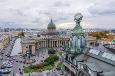Açık bir sonbahar gününde Kazan Katedrali 'nin havadan görünüşü, bakır kubbe, altın haç, Kolombiyalılar, Nevsky beklentisi, Zinger Binası, Griboyedov Kanalı, personel daireleri vk.com, vkontakte