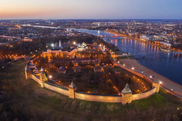 Veliky Novgorod, la ciudad vieja, las antiguas murallas del Kremlin, la catedral de Santa Sofía. Famoso lugar turístico de Rusia . — Foto de Stock