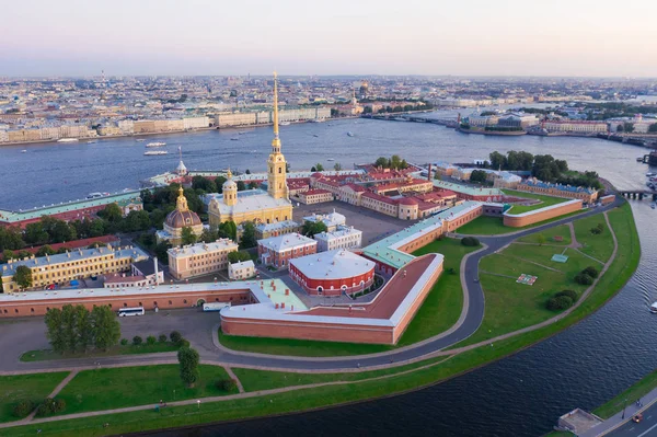 Uitzicht vanaf het gedreun van de Peter en Paul Fortress, St. Petersburg — Stockfoto