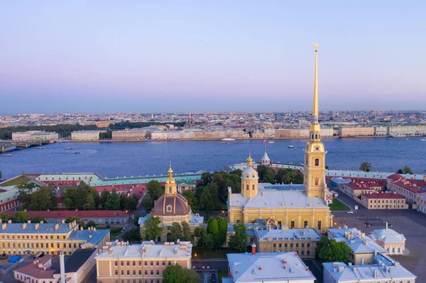 Санкт-Петербург. Россия. Панорама Санкт-Петербурга. Вид на Петропавловскую крепость. Остров Кроликов. Васильевский остров. Река Нева. Мосты Санкт-Петербурга. Путешествие в Россию — стоковое фото