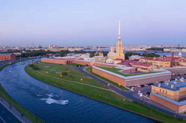 Санкт-Петербург. Россия. Панорама Санкт-Петербурга. Вид на Петропавловскую крепость. Остров Кроликов. Васильевский остров. Путешествие в Россию — стоковое фото