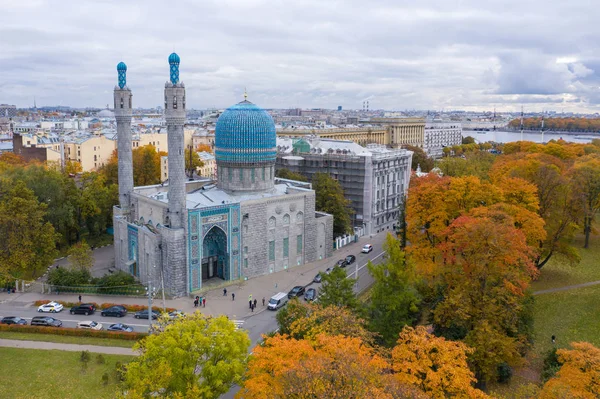Katedral Camii 'nin yukarısından görüntüle (kuadkopterden çekim). Saint-Petersburg, Rusya