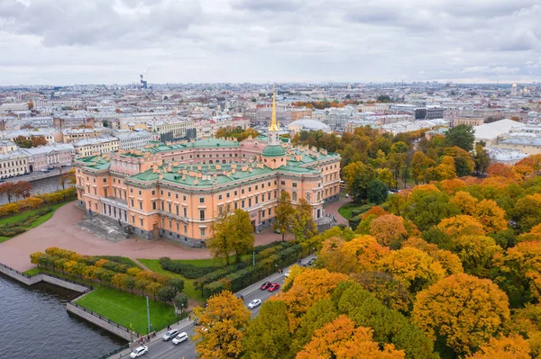 Sankt-Petersburg. Rosja. Panorama Sankt Petersburga w jesienny dzień. Widok zamku maszynowni. Zamek Michajłowski. Zabytki architektury Petersburga. Muzea Sankt Petersburga. — Zdjęcie stockowe