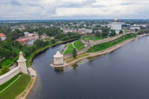 Letecké panorama pohled církve Pskov Kreml a Trinity Cathedral, Rusko — Stock fotografie