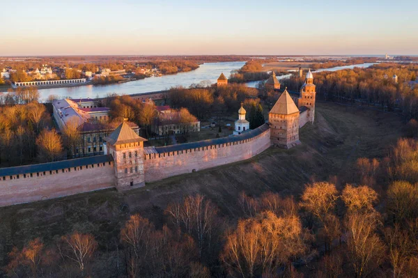 Veliky Novgorod, la ciudad vieja, las antiguas murallas del Kremlin, la catedral de Santa Sofía. Famoso lugar turístico de Rusia . — Foto de Stock