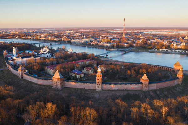 Великий Новгород, старый город, древние стены Кремля, Софийский собор. Известное туристическое место России
.