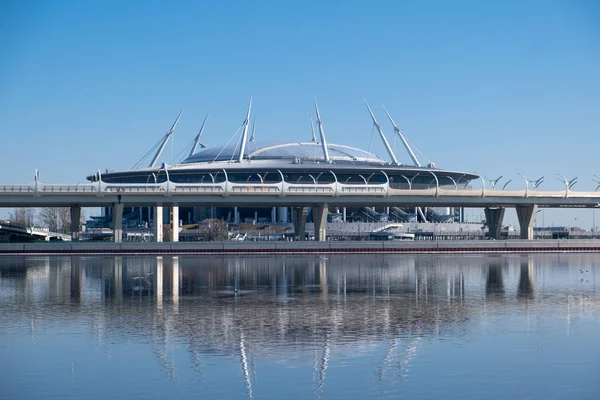 St. petersburg, russland - april 2019: ein neues stadion auf der krestovsky insel, bekannt als die heilige petersburg arena, alias zenith arena, alias krestovsky stadion — Stockfoto