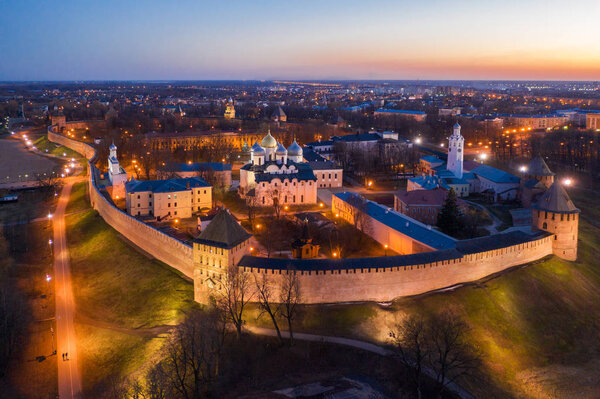 Великий Новгород, старый город, древние стены Кремля, Софийский собор. Известное туристическое место России
.