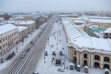 St. Petersburg, Rusya - Ocak 2019: St. Petersburg 'da karlı hava, Noel şehri, kar yağışı, Nevsky Prospect' teki Duma Kulesi manzarası