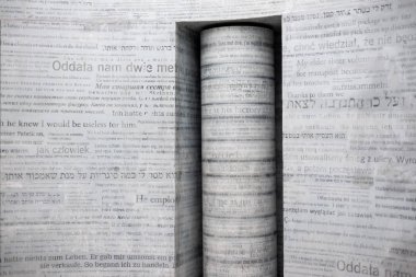 Krakow, Polonya - 17 Haziran: Krakow Müzesi Schindler 'in Fabrikası' nda tutsakların farklı dillerde yazıtları ve Tevrat parşömenleri bulunan duvar