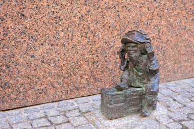Wroclaw, Polonya - 17 Haziran: Wroclaw Cüce. Kasabanın sokaklarındaki küçük heykelcikler. Turist eğlencesi. Gezip görmek - 