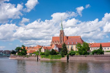 Katedral Adası Ostrow Tumski manzarası nehir kenarından, Wroclaw, Polonya