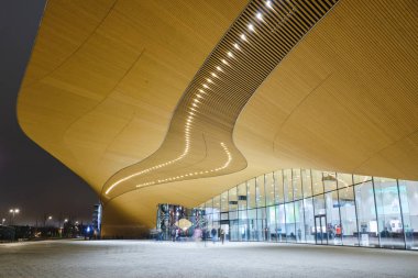 Helsinki, Finlandiya - Kasım 2019: Oodi, yeni Helsinki merkez kütüphanesi