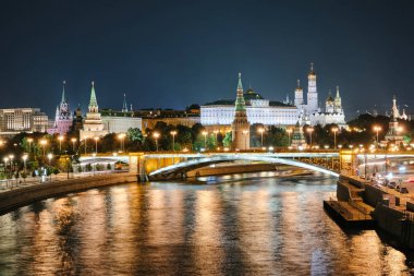 Moskva Nehri ve Kremlin 'in Meşhur Gece Manzarası, Moskova, Rusya