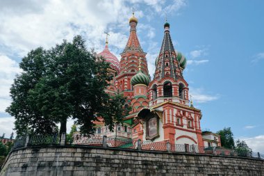 Moskova, Rusya - Ağustos 2019: St. Moskova Kremlin 'deki Kızıl Meydan' daki Basil Katedrali mavi gökyüzünde bulutlar