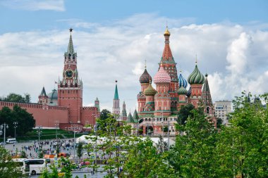 Moskova, Rusya - Ağustos 2019: Pokrovsky Katedrali St. Moskova 'daki Zaryadye Parkı' ndan Basil ve Moskova Kremlin..