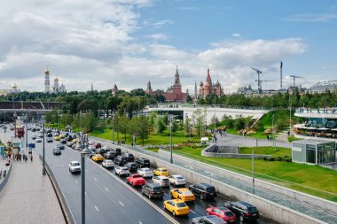 Moskova, Rusya - Ağustos 2019: Zaryadye Parkı. Saint Basil Katedrali, Kremlin duvarları, Spassky Kulesi, Moskvoretskaya setleri