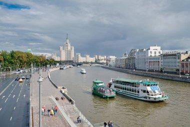 Moskova, Rusya - Ağustos 2019: Zaryadye Parkı manzaralı nehir manzaralı ve Stalin gökdelenli eğlence gemisi, Rusya