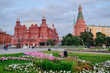 Moskova, Rusya - Ağustos 2019: Rusya Devlet Tarih Müzesini ziyaret eden turistler Moskova 'da Kızıl Meydan' da