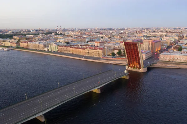 Den frånskilda Liteyny bron i början av juni morgon. Vita nätter i S:t Petersburg. Ryssland — Stockfoto