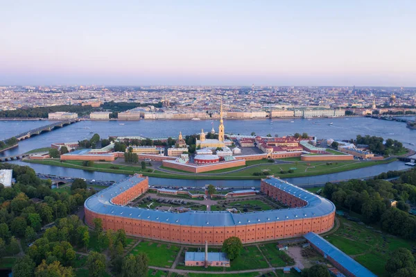 Панорама Санкт-Петербурга. Вид Петропавловской крепости. Санкт-Петербург с воздуха. Санкт-Петербург, Россия . — стоковое фото