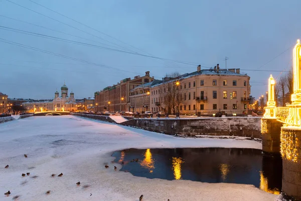 Вечерний вид зимнего канала Грибоедова в Петеберге в районе Семимитья . — стоковое фото