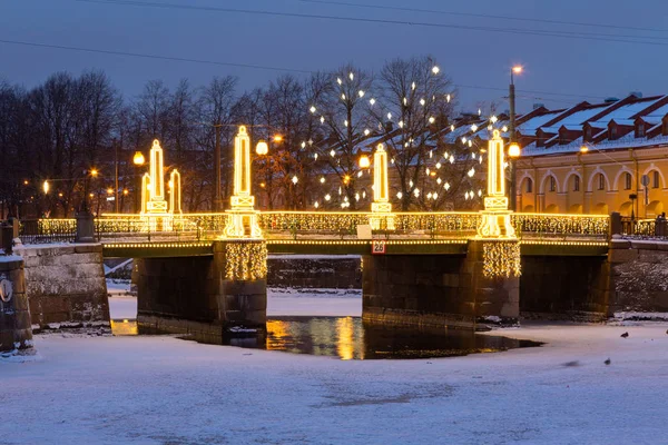 Geschmückte Pikalow-Brücke am Zusammenfluss der Griboedow-Krjukow-Kanäle - die Stelle heißt sieben Brücken — Stockfoto
