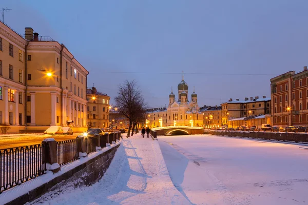 Церковь Святого Исидора в Санкт-Петербурге, Россия. Ночной канал Грибоедова, зима, снег . — стоковое фото