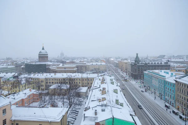 ST. PETERSBURG, RUSSIA - JANUARY, 2019: snowy weather in St. Petersburg, Christmas city, snowfall, view from the Duma Tower on Nevsky Prospect, Zinger House. — Stock Photo, Image