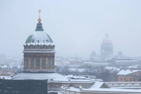 Снежная погода в Санкт-Петербурге, рождественский город, снегопад, вид на купол Казанского и Исаакиевского соборов . — стоковое фото