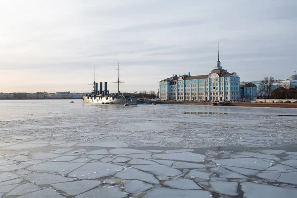 Sint-Petersburg.Winterlandschap van de stad.De waterkant is de beroemde cruiser, de Aurora — Stockfoto