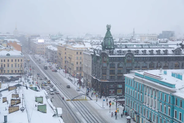 ST. PETERSBURG, RÚSSIA - JANEIRO, 2019: tempo nevado em São Petersburgo, cidade de Natal, queda de neve, vista da Torre da Duma em Nevsky Prospect, Zinger House . — Fotografia de Stock