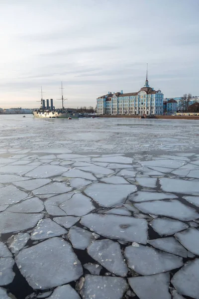 San Petersburgo.Paisaje invernal de la ciudad.El paseo marítimo es el famoso crucero, el Aurora —  Fotos de Stock