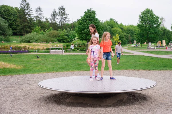 Krakau, Polen - 17. Juni: Museum der Wissenschaften unter freiem Himmel. Park. Kinder lernen physikalische Gesetze, die Schwerkraft zum Beispiel. Stammzellenbildung. Zurück zur Schule. — Stockfoto