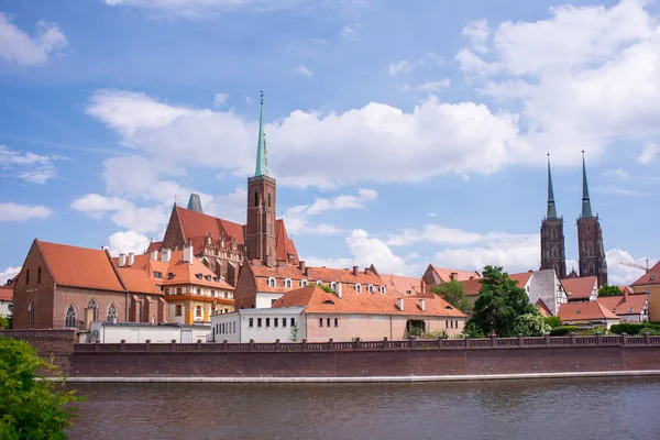 Wrocław Widok Polski na wyspę Tumski i katedrę św. Jana Chrzciciela z mostem przez Odrę. — Zdjęcie stockowe